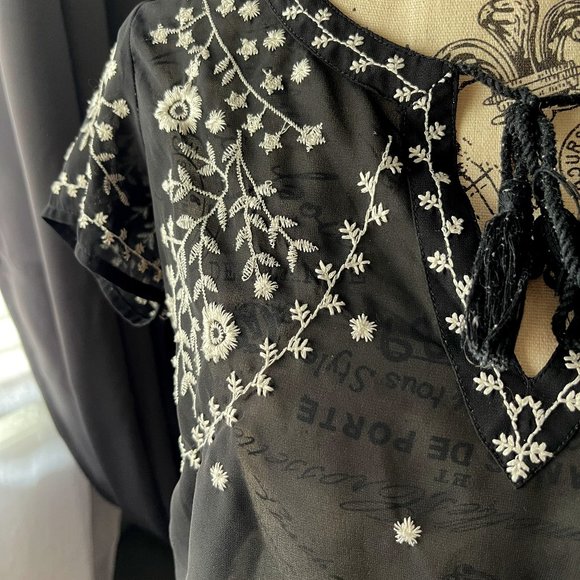 SHEER BLACK EMROIDED TOPS - Picture 3 of 5